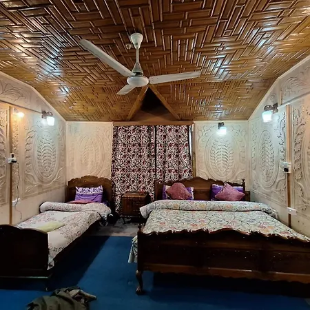 Houseboat Young Snow View Front Line Dal Lake Srinagar (Jammu and Kashmir) Exterior photo
