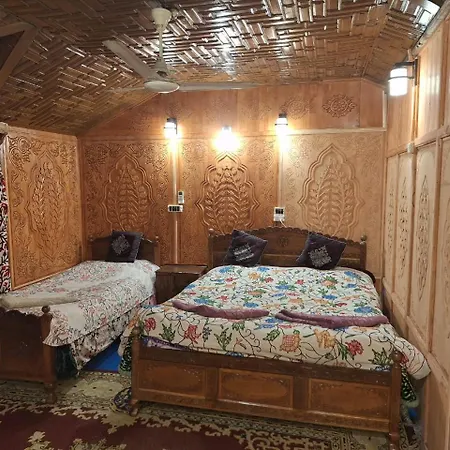 Houseboat Young Snow View Front Line Dal Lake Srinagar (Jammu and Kashmir) Exterior photo