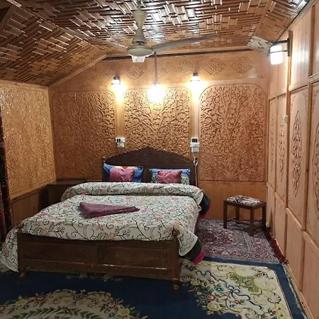 Houseboat Young Snow View Front Line Dal Lake Srinagar (Jammu and Kashmir) Exterior photo