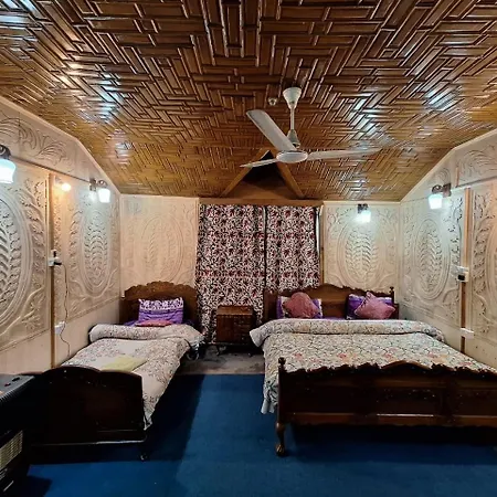 Houseboat Young Snow View Front Line Dal Lake Srinagar (Jammu and Kashmir) Exterior photo
