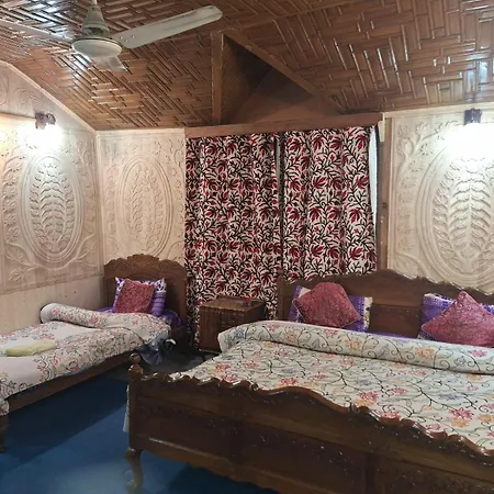 Houseboat Young Snow View Front Line Dal Lake Srinagar (Jammu and Kashmir) Exterior photo