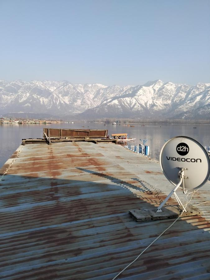 Houseboat Young Snow View Front Line Dal