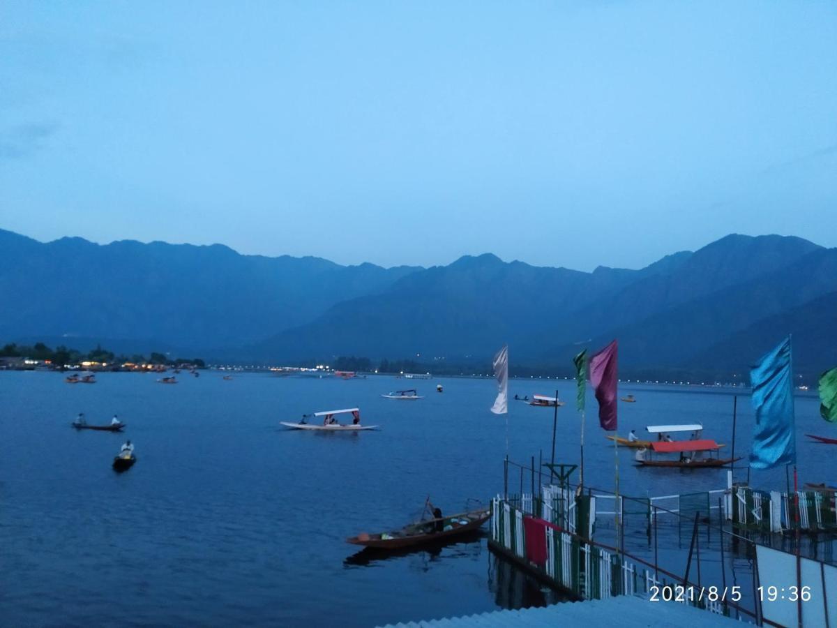 Houseboat Young Snow View Front Line Dal Botel Srinagar (Jammu and Kashmir)