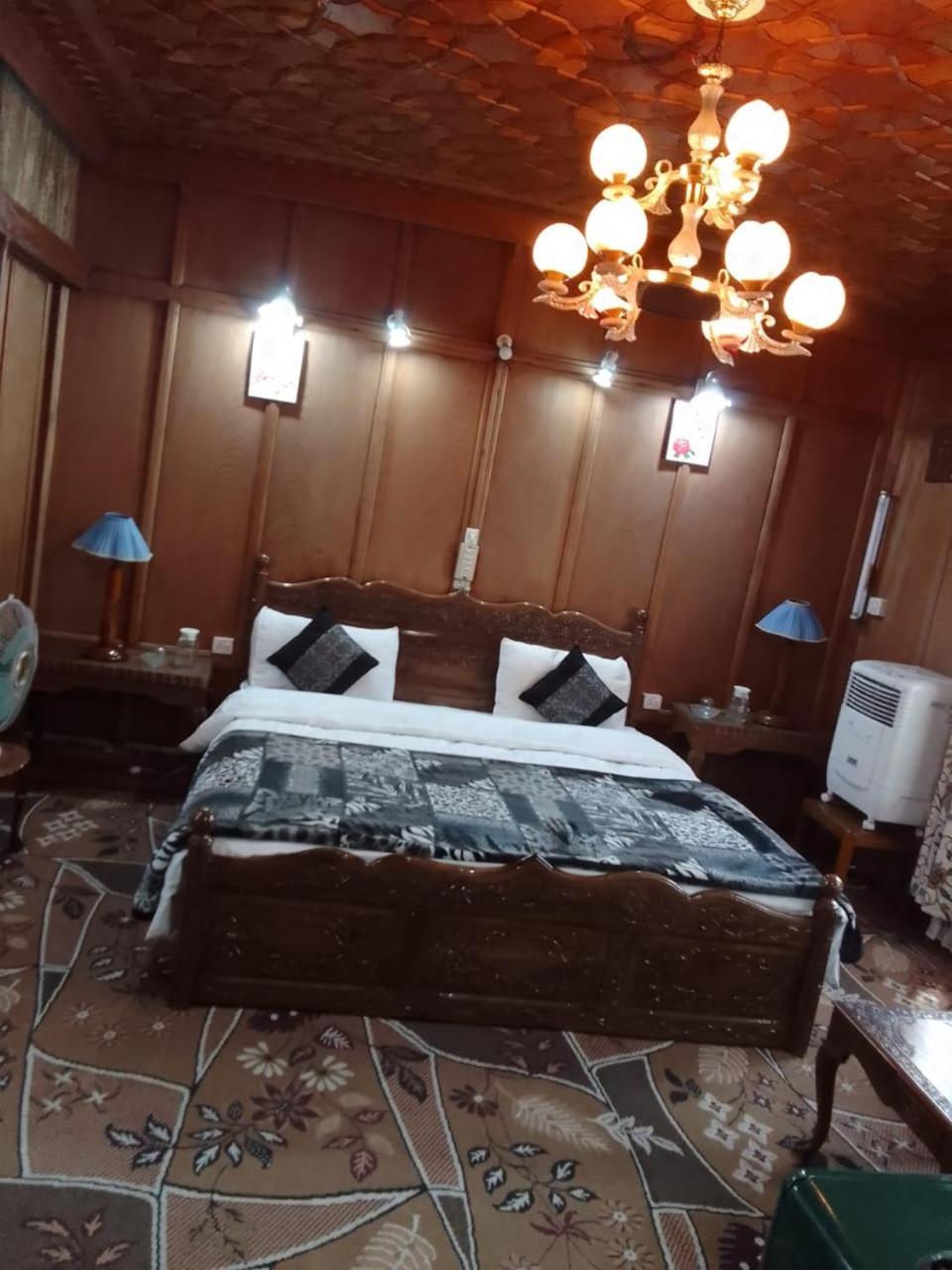 Houseboat Young Snow View Front Line Dal 3*