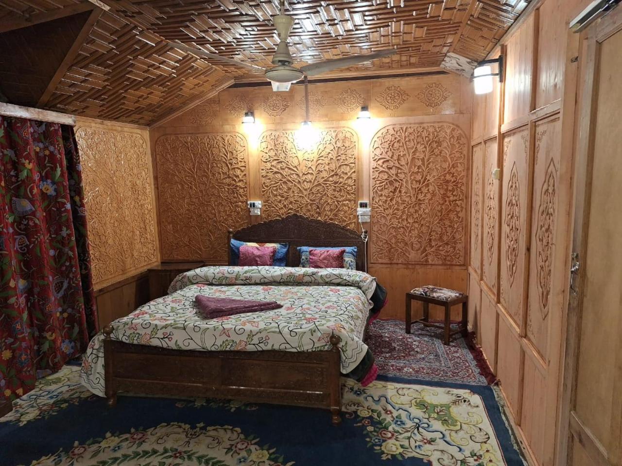 Houseboat Young Snow View Front Line Dal 3* Srinagar (Jammu and Kashmir)