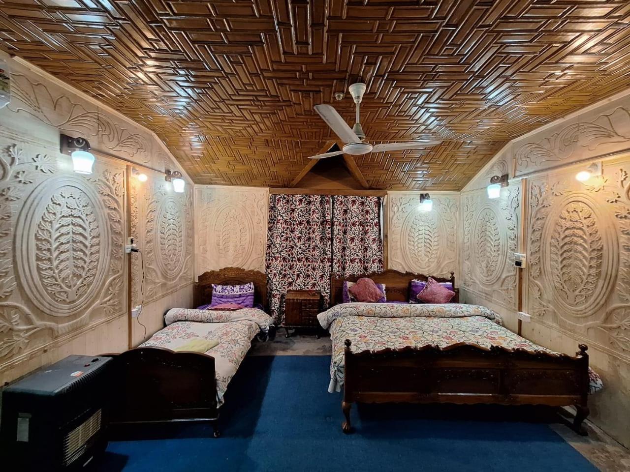 Botel Houseboat Young Snow View Front Line Dal Srinagar (Jammu and Kashmir)