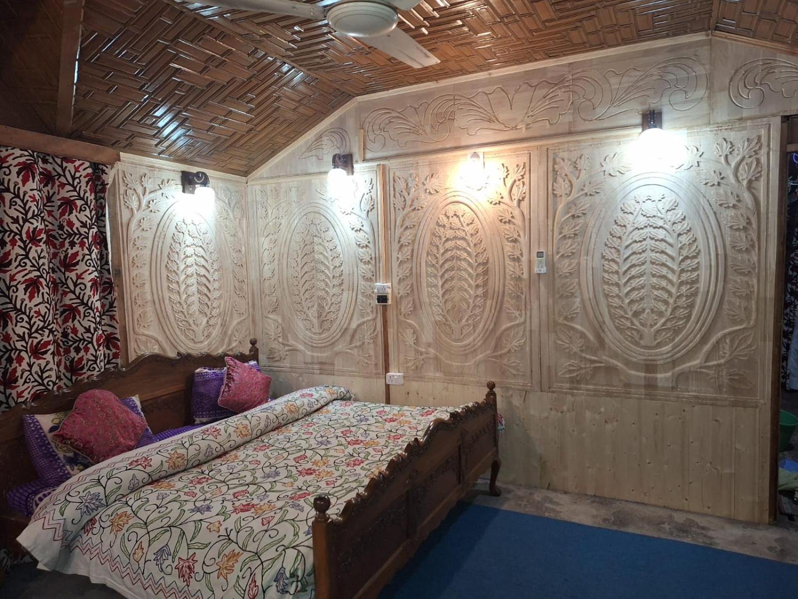 Houseboat Young Snow View Front Line Dal Srinagar (Jammu and Kashmir)