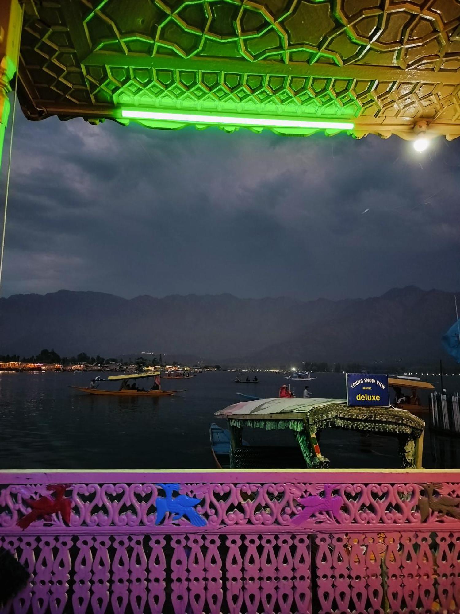 Botel Houseboat Young Snow View Front Line Dal Srinagar (Jammu and Kashmir)