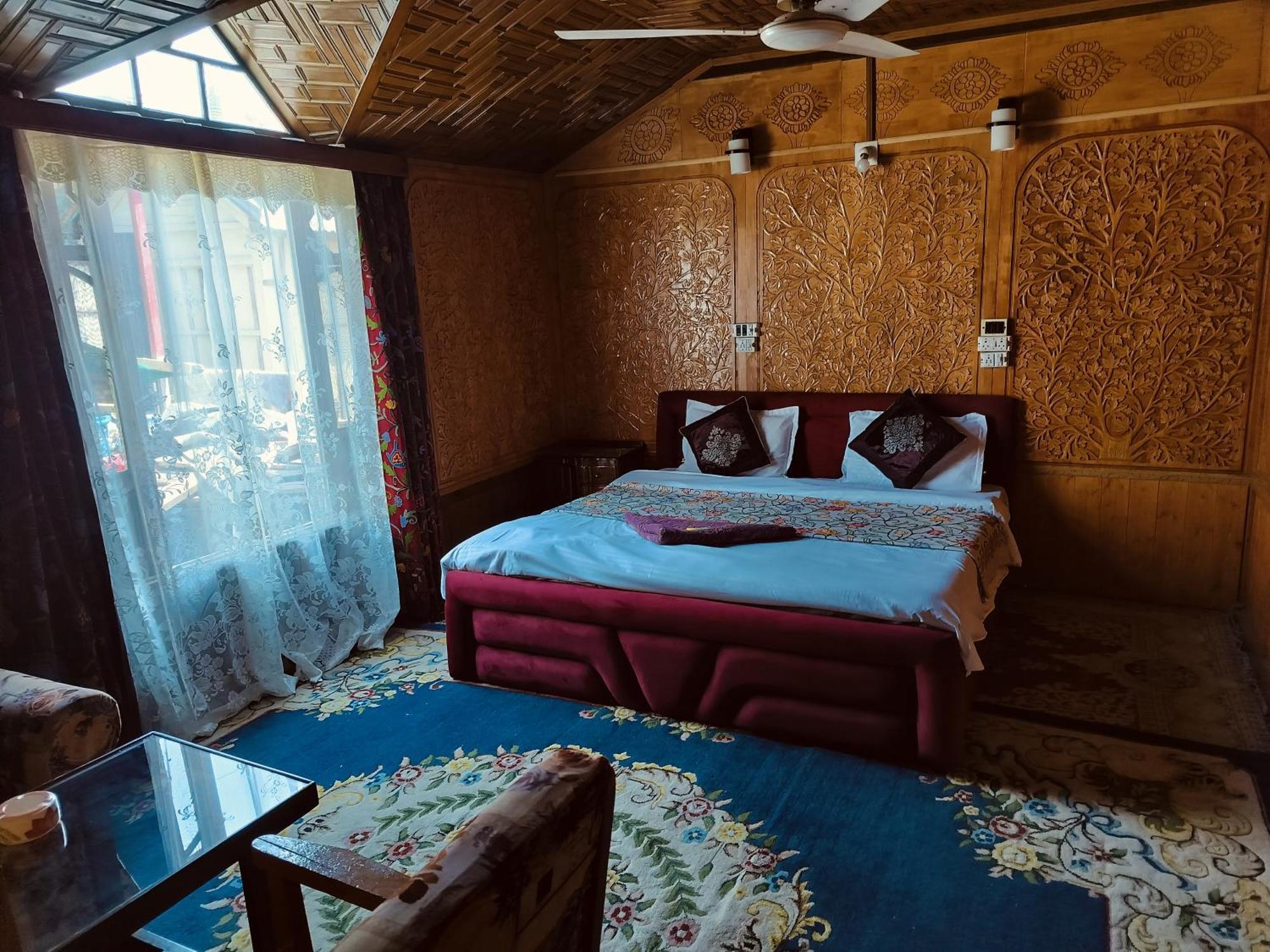 Houseboat Young Snow View Front Line Dal 3* Srinagar (Jammu and Kashmir)