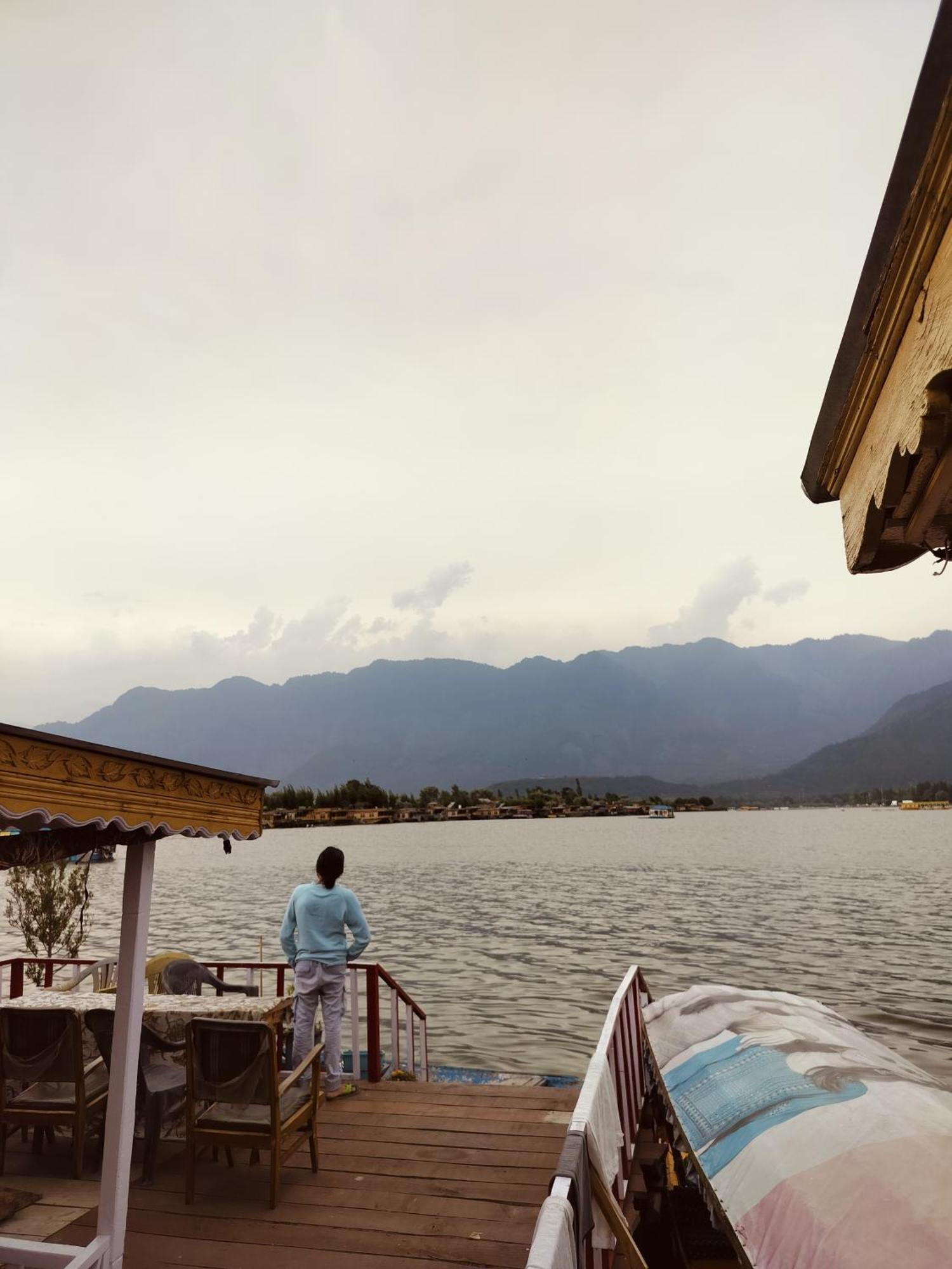 Botel Houseboat Young Snow View Front Line Dal