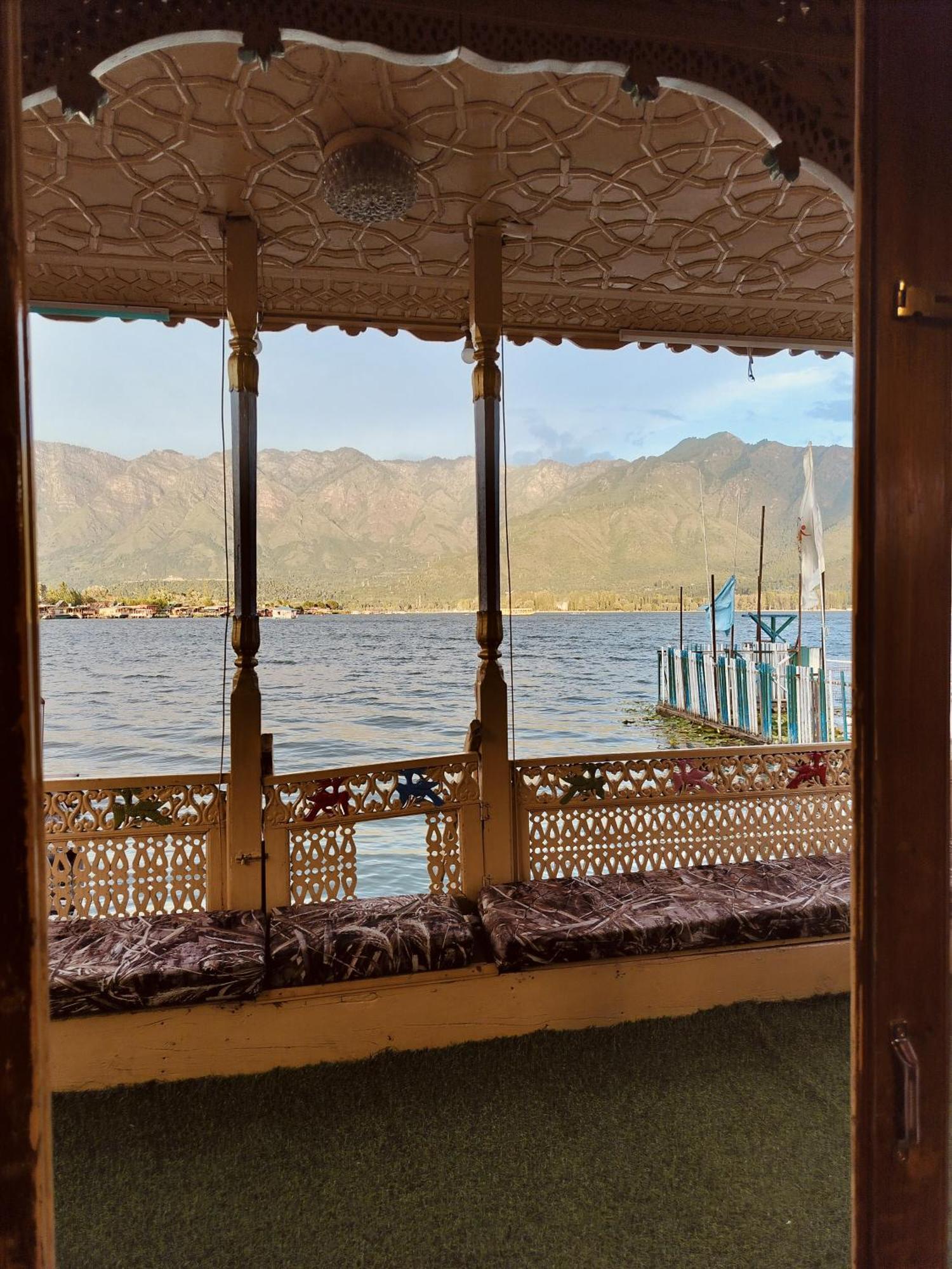 Botel Houseboat Young Snow View Front Line Dal 3*