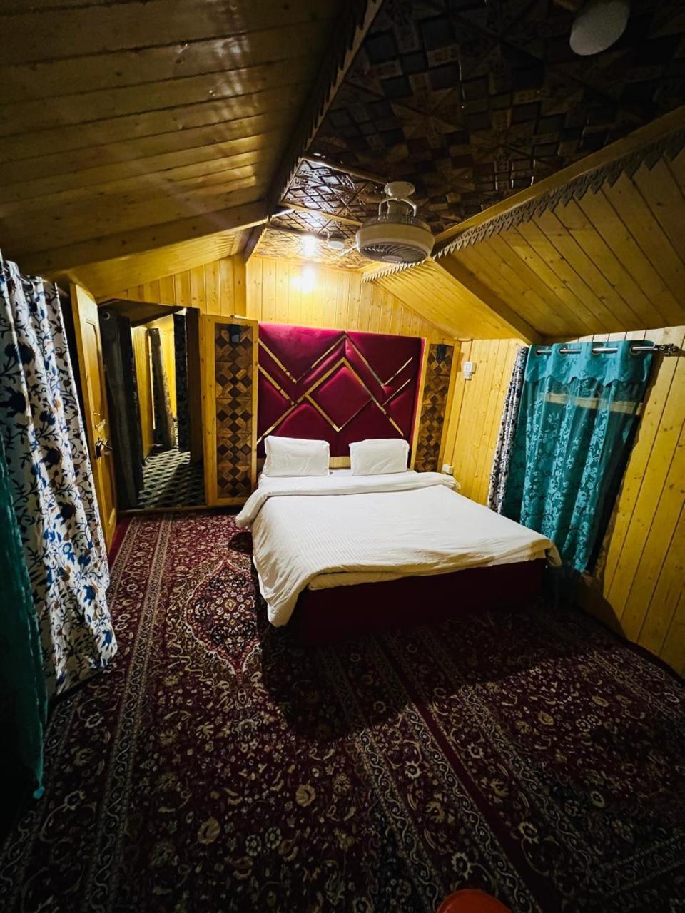 Houseboat Young Snow View Front Line Dal Botel Srinagar (Jammu and Kashmir)