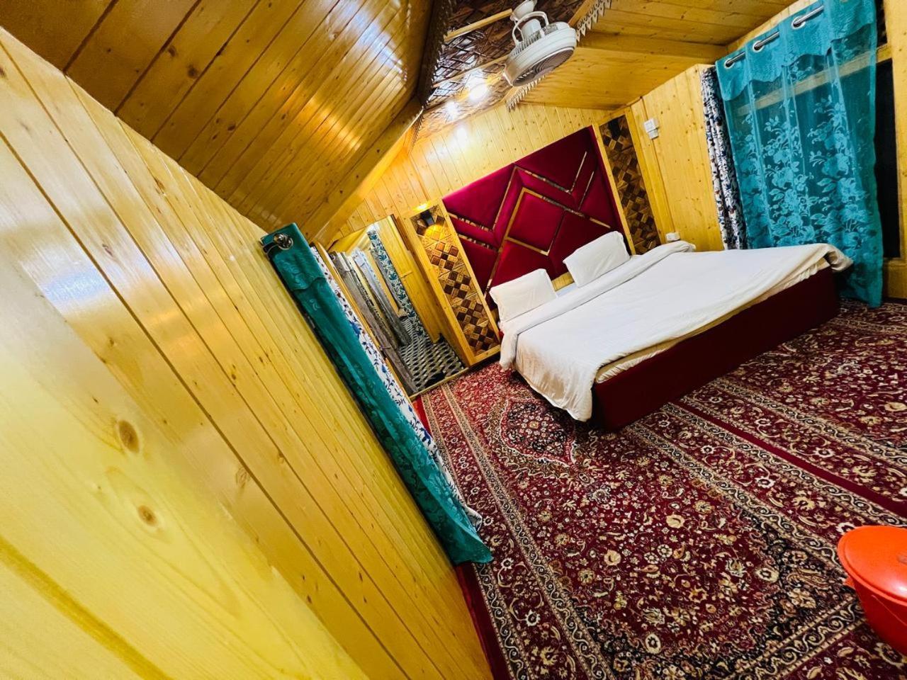 Houseboat Young Snow View Front Line Dal 3* Srinagar (Jammu and Kashmir)
