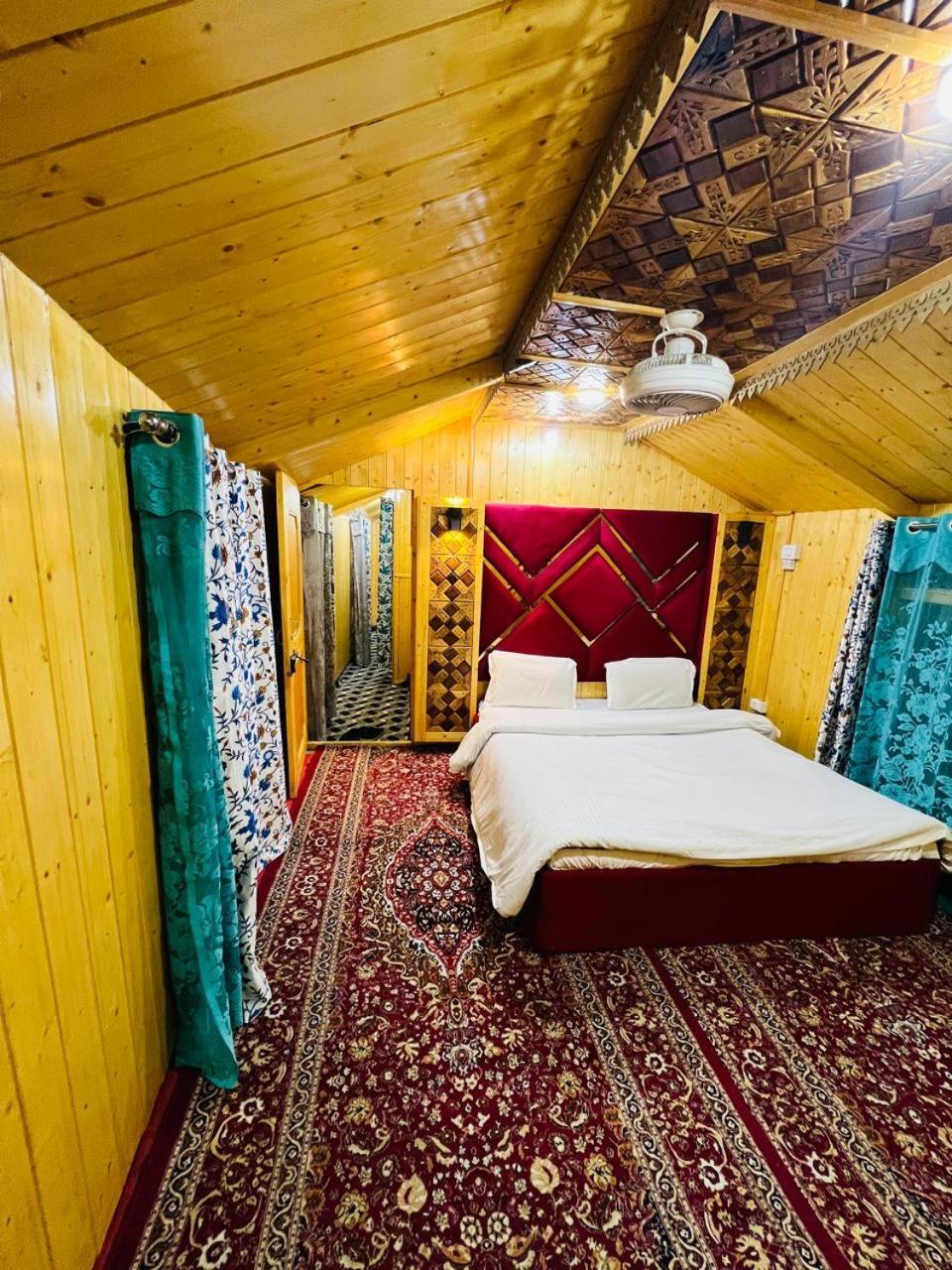 Houseboat Young Snow View Front Line Dal Botel Srinagar (Jammu and Kashmir)