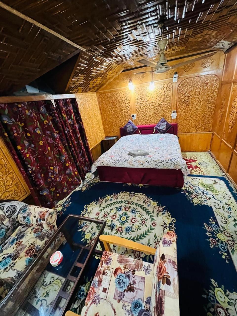 Botel Houseboat Young Snow View Front Line Dal Srinagar (Jammu and Kashmir)