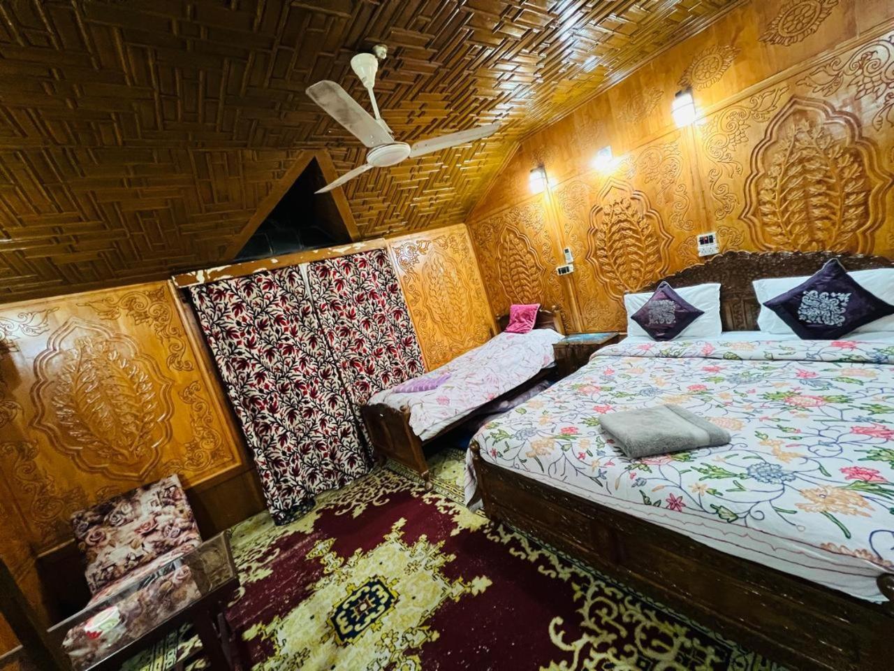 Houseboat Young Snow View Front Line Dal 3*