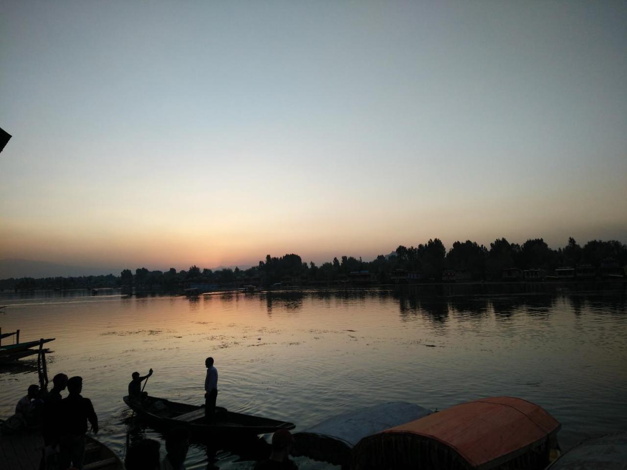 Botel Houseboat Young Snow View Front Line Dal Srinagar (Jammu and Kashmir)
