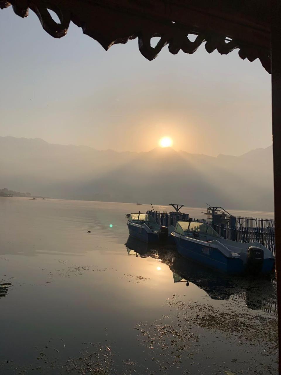 Houseboat Young Snow View Front Line Dal Botel Srinagar (Jammu and Kashmir)
