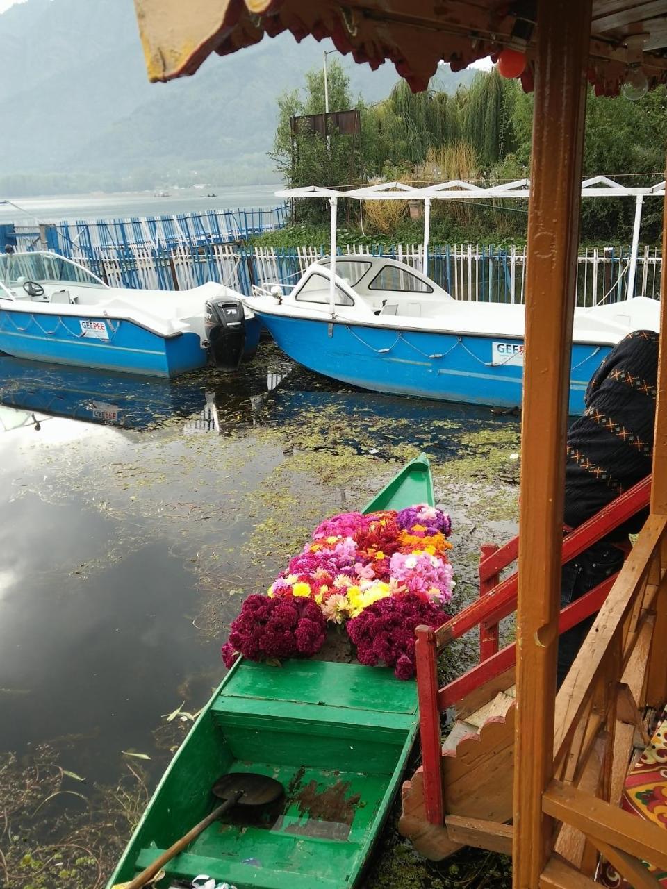 Houseboat Young Snow View Front Line Dal Botel