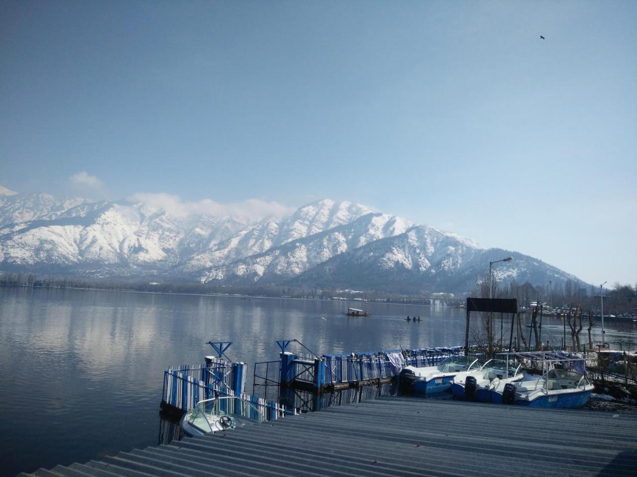 Houseboat Young Snow View Front Line Dal