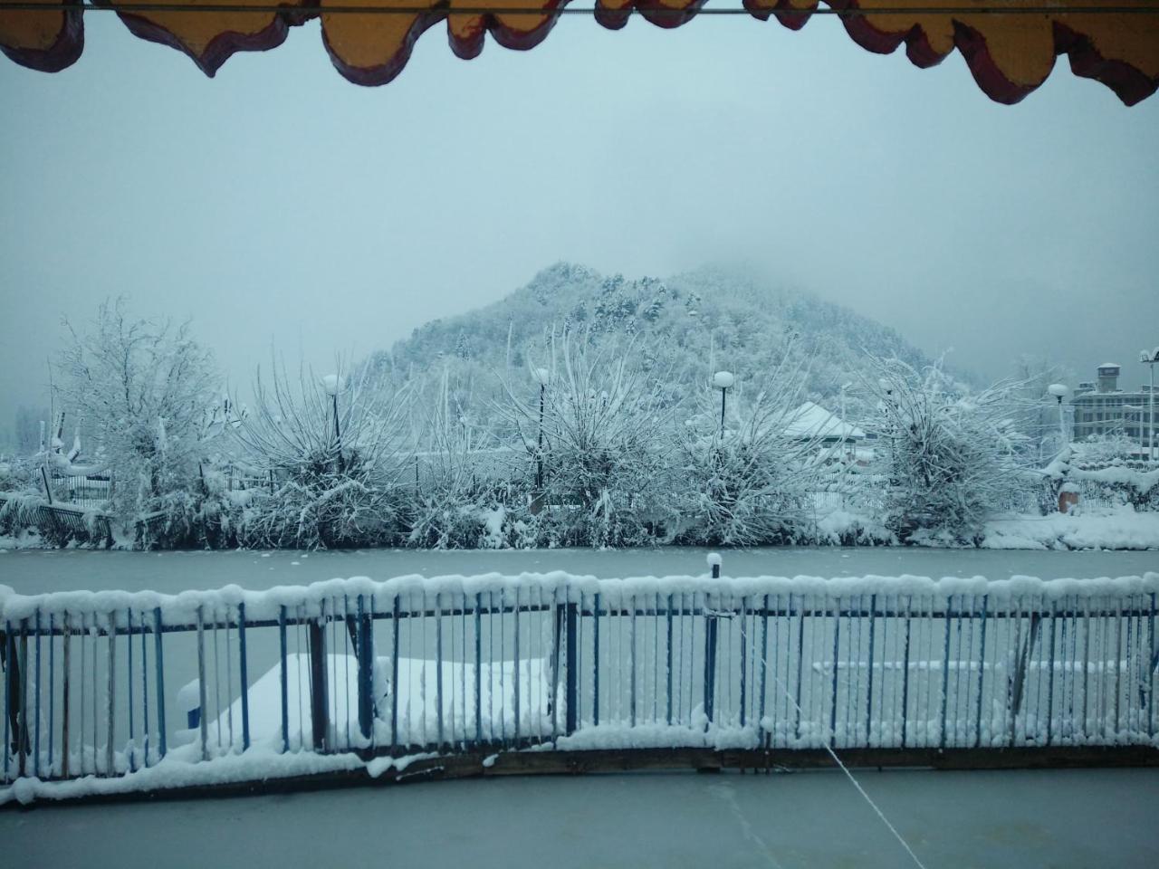 Botel Houseboat Young Snow View Front Line Dal 3*