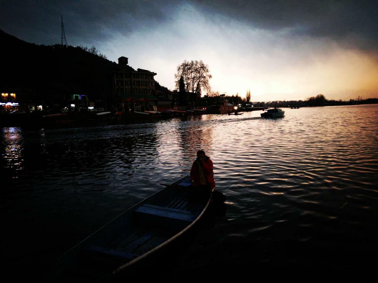 Botel Houseboat Young Snow View Front Line Dal Srinagar (Jammu and Kashmir)