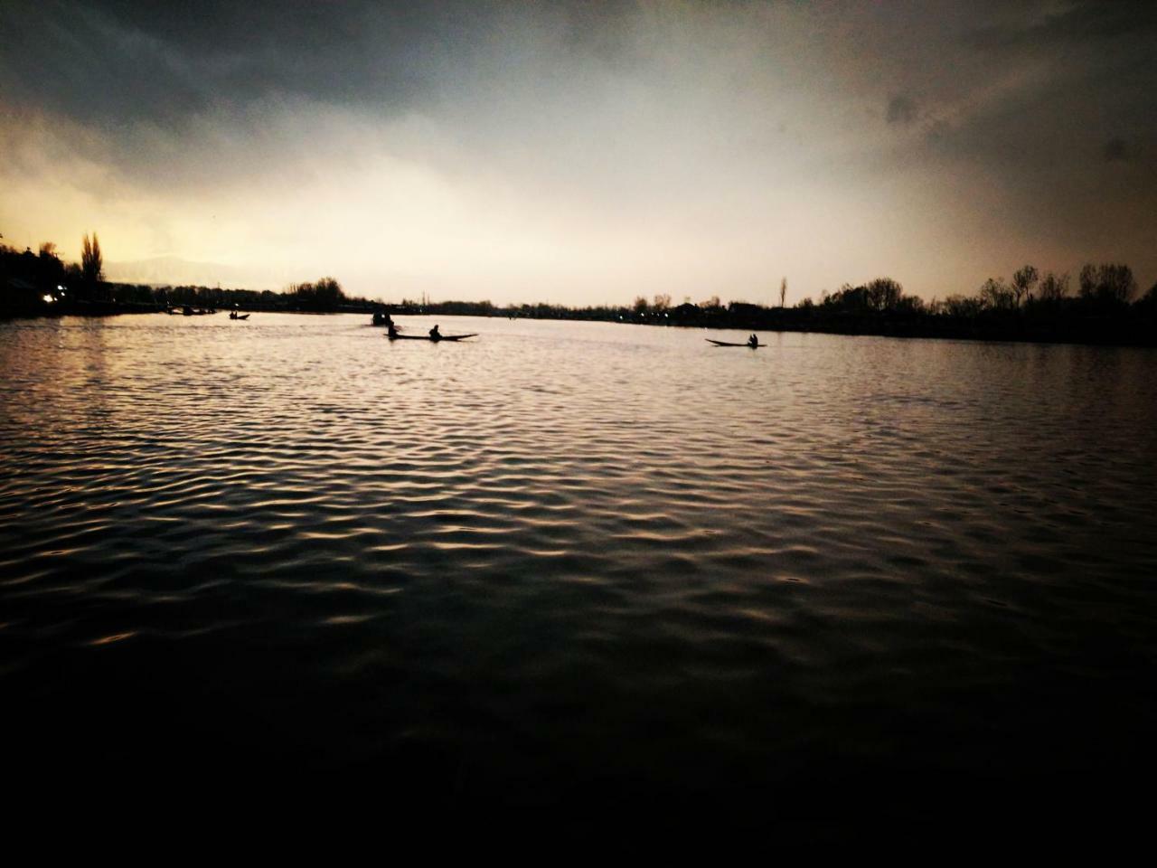 Houseboat Young Snow View Front Line Dal 3*