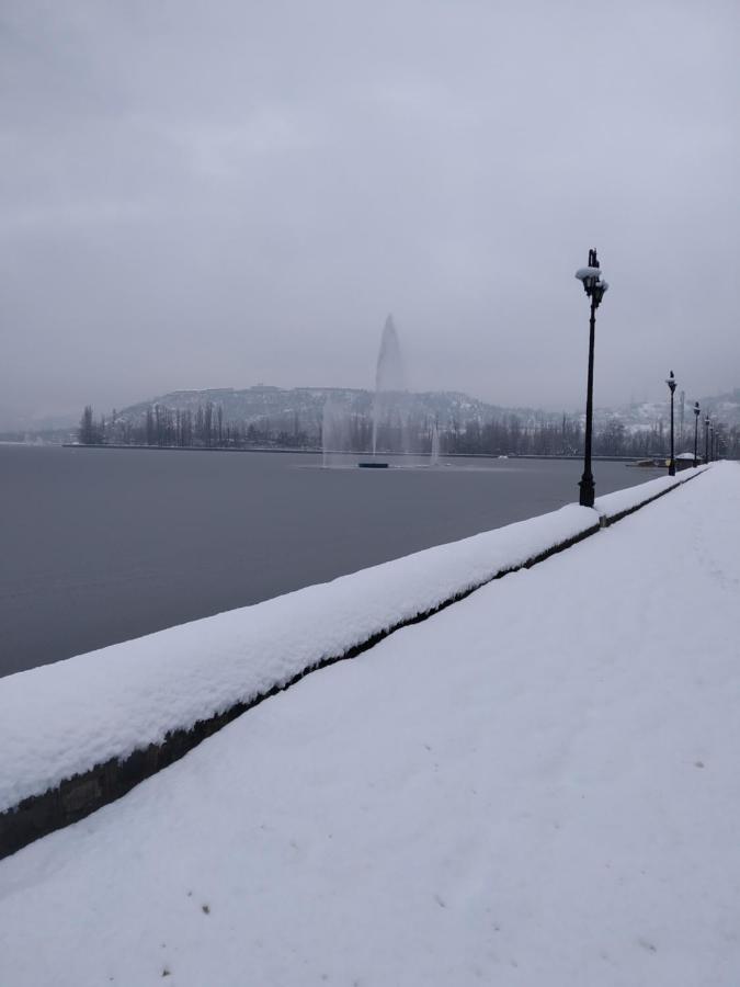 Botel Houseboat Young Snow View Front Line Dal 3*